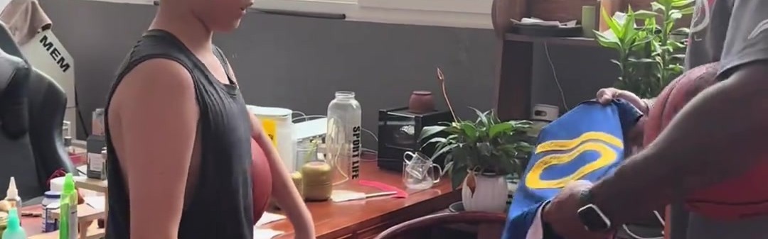 OJ-梅奥随巴特勒访华 返沈阳为爱徒送上吉米签名战袍